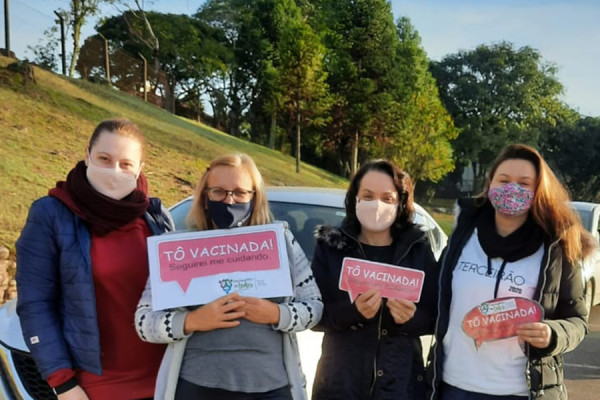 Professores e colaboradores do Colégio CNEC Farroupilha tomam primeira dose da vacina