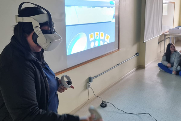 Alunos do Colégio CNEC Bento experimentam o laboratório virtual V-LAB