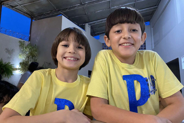 Uma Celebração de Amor e Arte: Homenagem aos Pais no Café com Poesia