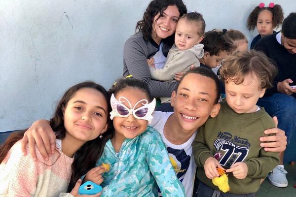 Empatia e Alegria entre adolescentes e crianças na escola