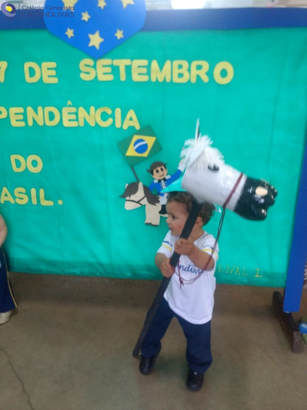 Família CNEC brincando com materiais recicláveis