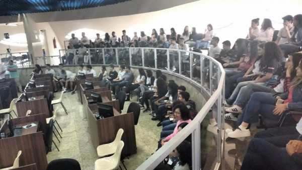 A Câmara Municipal de Itaúna dá voz aos jovens com o tema "Discriminação Étnico-Racial"!