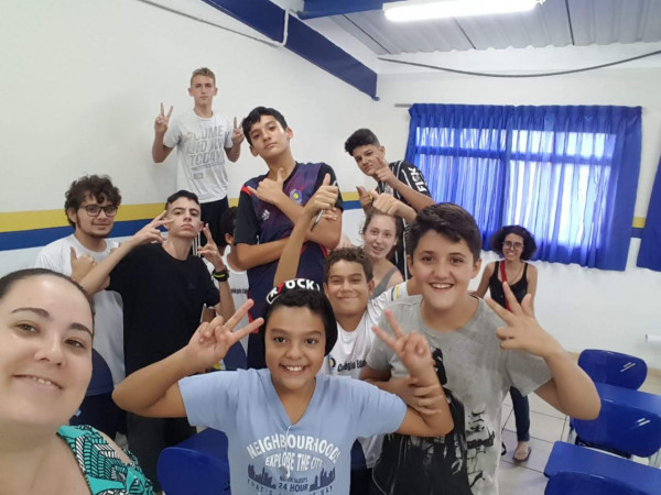 Alunos se reuniram com a professora Cláudia para esclarecer dúvidas sobre a Olimpíada de História do Brasil 2019