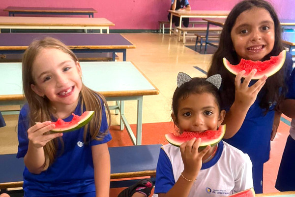 Brincadeira das Frutas com a Letra M