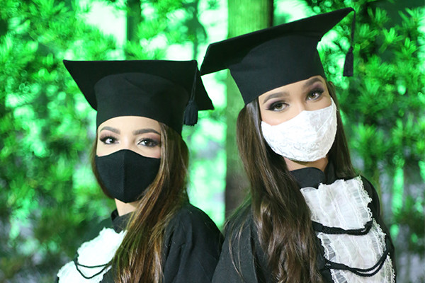 Alunos do Colégio Cenecista Dr. José Ferreira participam de cerimônias de colação de grau