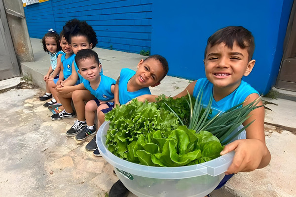 Projeto Horta na Escola promove hábitos saudáveis e consciência sustentável