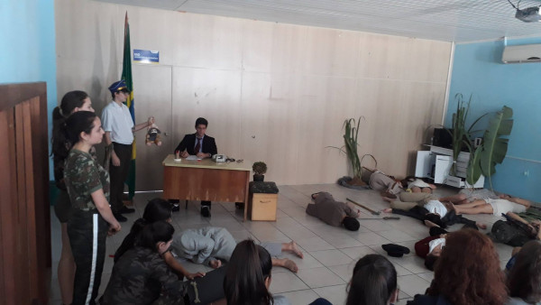 Teatro "Guerra dos Canudos" foi apresentado pela 3ª série do Ensino Médio