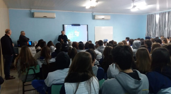 Projeto Democracia na Escola - Construindo a cidadania através do conhecimento