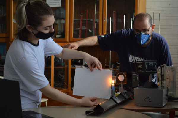 2º ano do EM do Colégio Marquês realiza atividade experimental