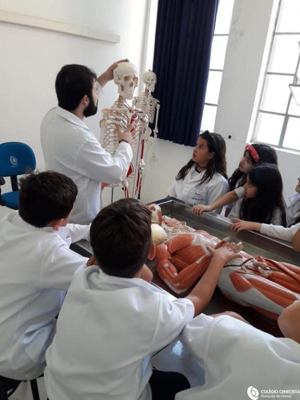 Alunos do 3º ano FN1 visitam laboratório