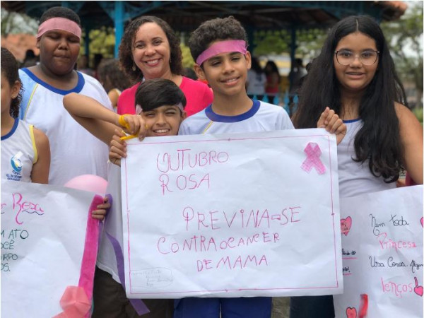 Alunos da CNEC Quissamã participam de passeata em prol da prevenção do Câncer de mama