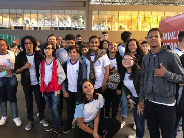 Estudantes da CNEC Quissamã visitam 19ª Bienal do Livro