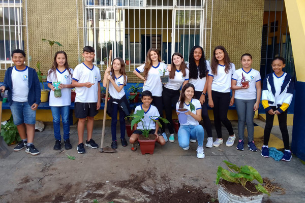 Projeto 'Cultivando Plantas e Flores na Escola': Transformando o Colégio em um Paraíso Verde