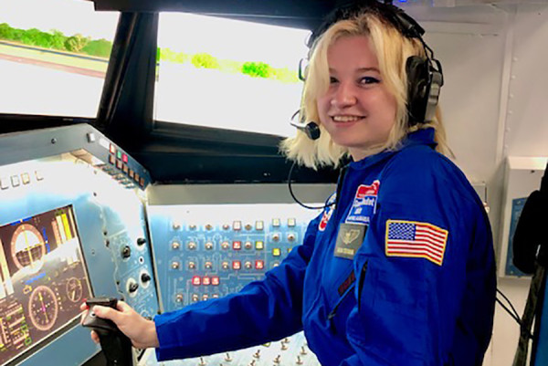 Ex-aluna CNEC é embaixadora do 54º Lunar and Planetary Science Congress (LPSC)