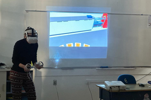 Alunos do Colégio CNEC de Gramado experimentam o laboratório virtual V-LAB